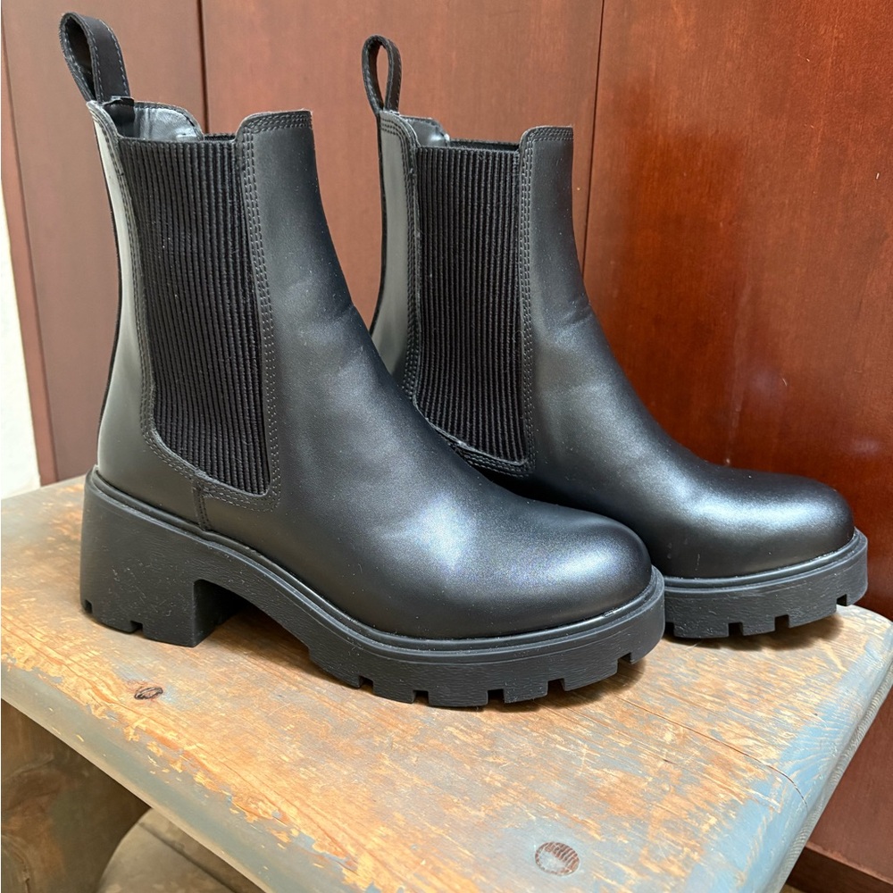 Black Chelsea Boots Steve Madden Honored